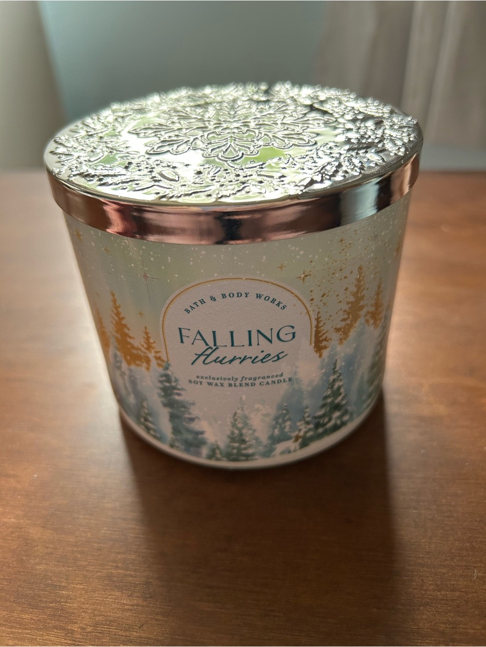 Bath & Body Works Falling Flurries Scented Candle - Cream and Green
